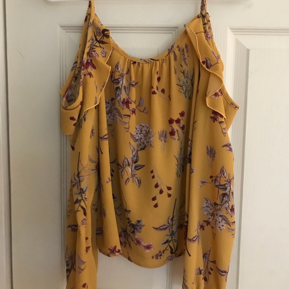 Lots of clothing items sizes small and medium! - Picture 3 of 8